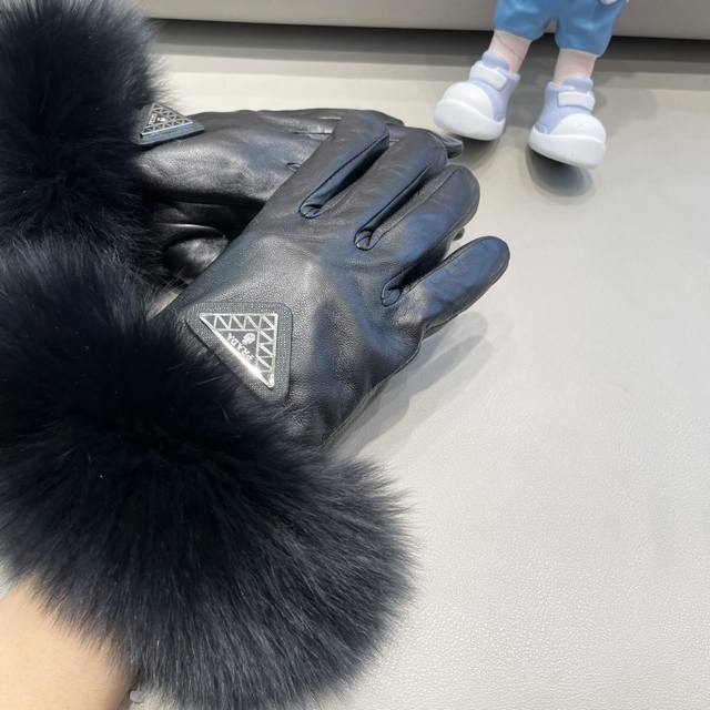 Prada Fall/Winter Fox Fur Pom-Paw Sheepskin Gloves for Touchscreen Phones. Wort