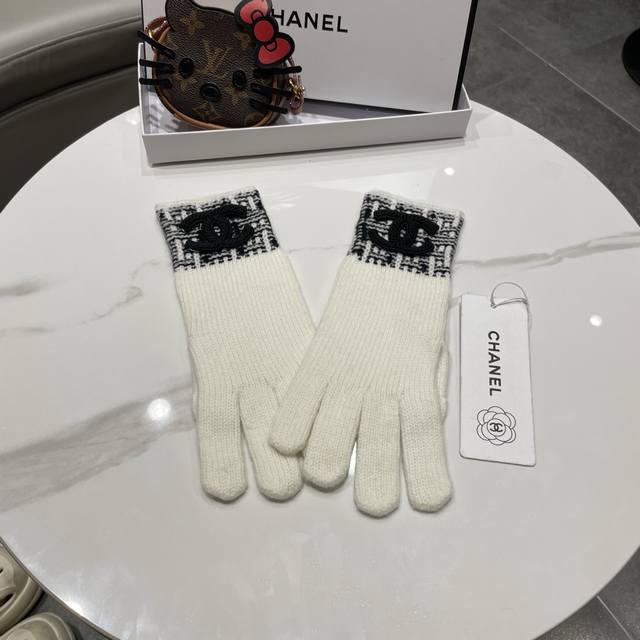 Chanel New Wool Knit Gloves 100% Cashmere Instantly Warm, Soft, Warm and Comfort