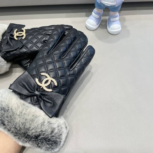 Chanel 2025 Fall/Winter Slippery Rabbit Fur Lambskin Gloves - Worth comparing wi