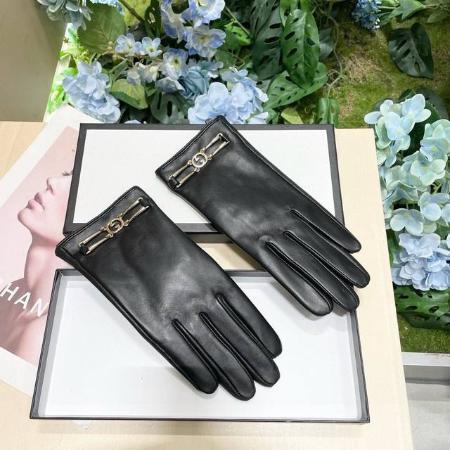 New Women's Gucci Curve Gloves with Packaging, Exclusive First Release, Touchsc