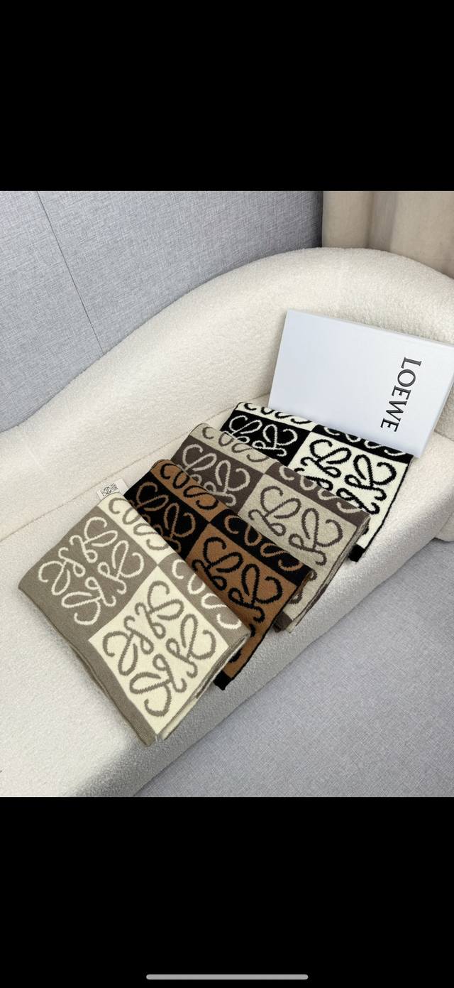 Loewe. New knitted scarf! Understated luxury. A sophisticated and elegant scarf