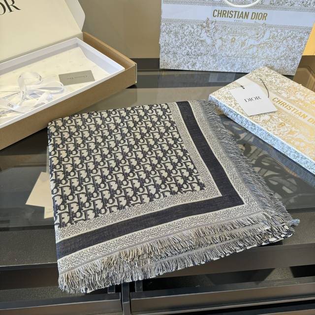 Dior scarf, high-level! Yes, woman! A classic old pattern reinterpreted!! The ac