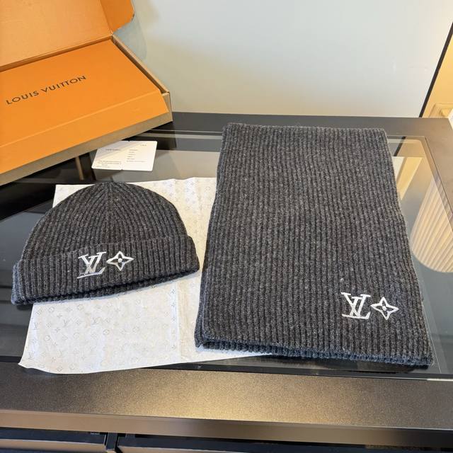 Lv Louis's new classic scarf and hat set, 100% cashmere, warm and cozy, super co
