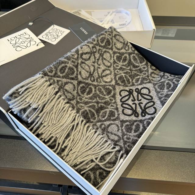 Embroidered Version Loewe's latest and hottest scarf of 2025, a double-sided woo