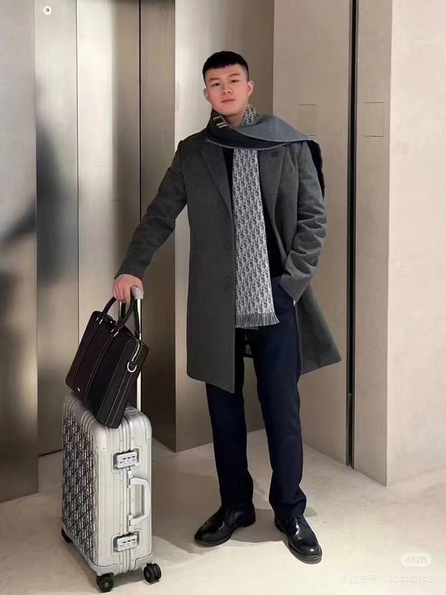 Dior's latest double-sided scarf, a treat for both men and women! The super gent