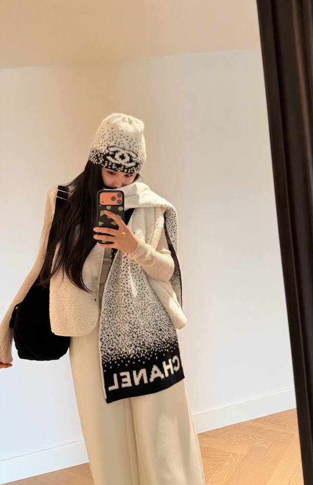 Set New Chanel knitwear, a rare find from Chanel, with a gentle color scheme. Ab