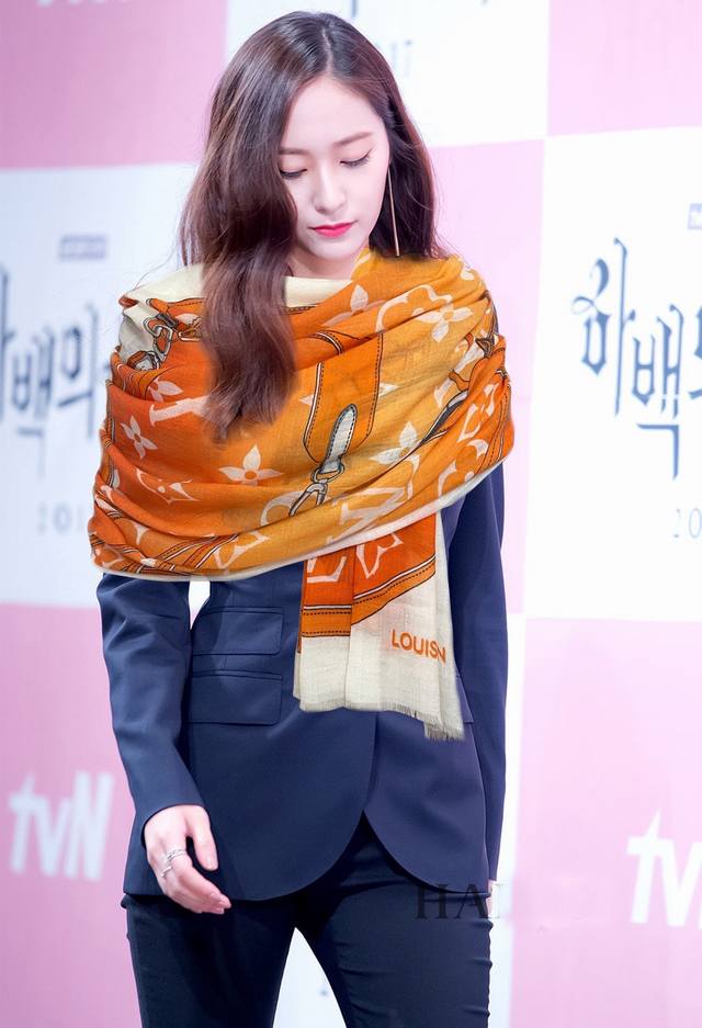 New LV 2025 design, absolutely stunning! The ring-patterned cashmere scarf is t