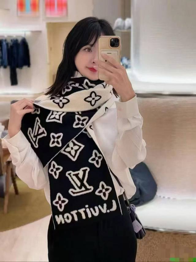 High-quality LV scarf is so stylish and charming! I have to admire LV's designe
