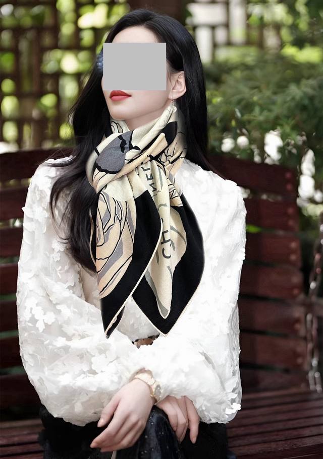 Chanel Reversible Color 2025 - So beautiful! Classic camellia hat design, elegan