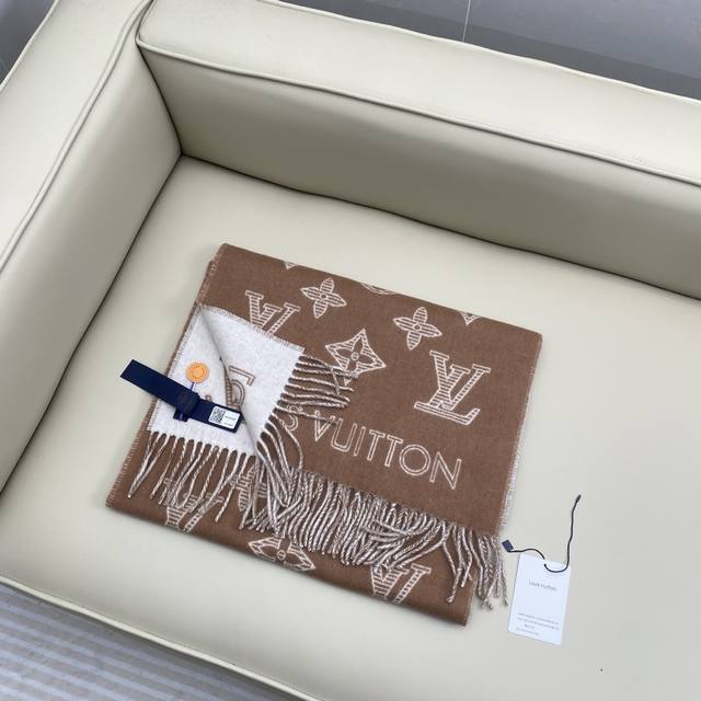Lv [Chip Version] The Monogram Shadow scarf presents a seasonal interpretation o