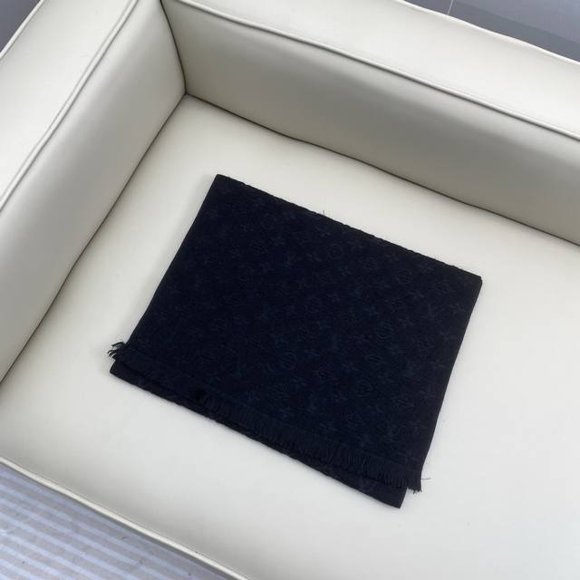 The ultimate winter item! Louis Vuitton wool scarf with classic 3D letter jacqua