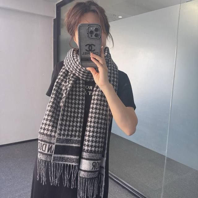 Dior Montaigne Collection This scarf pays homage to the classic black and white