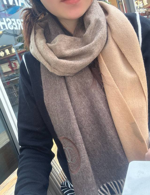 Chanel's rare gentle color scheme is absolutely captivating. It exudes a low-key