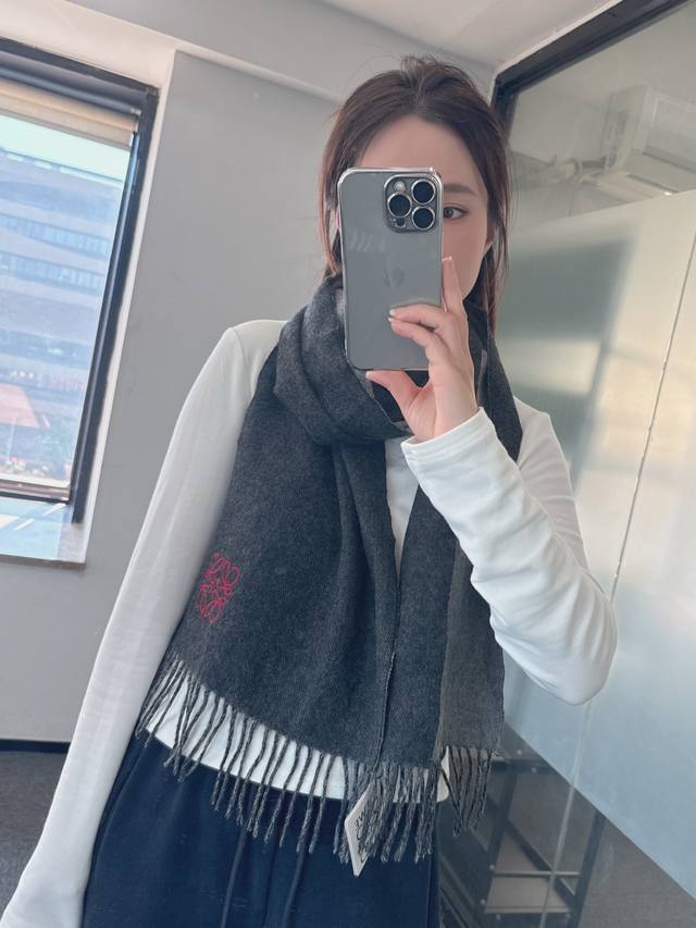 Loewe's rare gentle color scheme, understated yet elegant. Highly recommend the