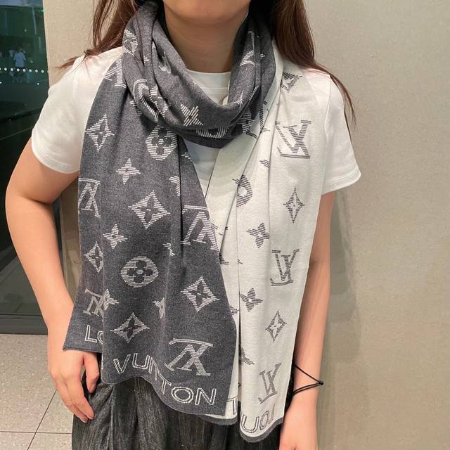 Highly Recommended New Arrival! The latest knitted cashmere scarf from the offi