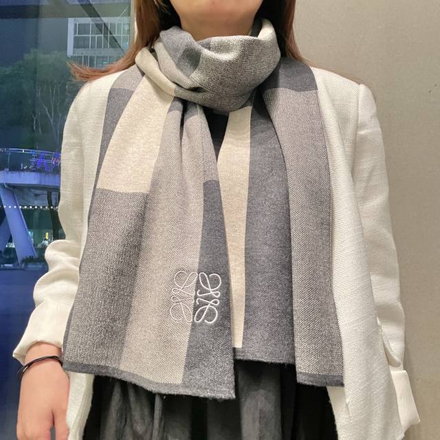 Loewe's new cashmere knitted long scarf is absolutely gorgeous! [crying emoji] A