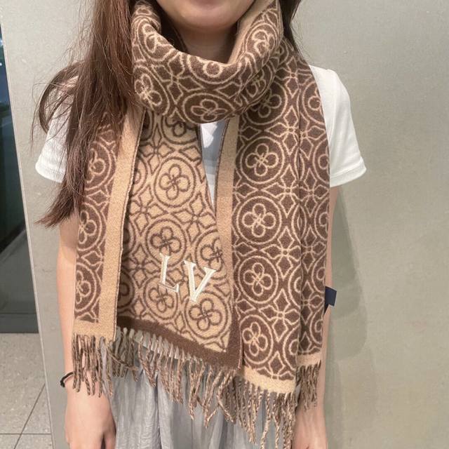 Lv's current hottest unisex style! The most fashionable logo trend right now! Ve