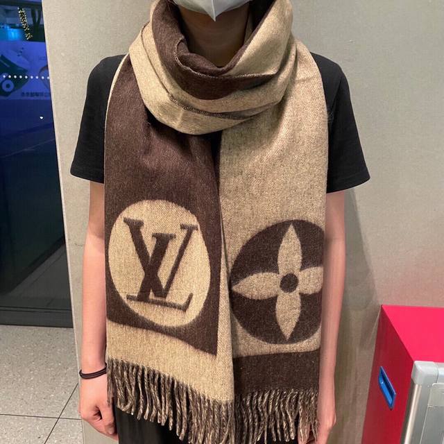Lv A commemorative scarf, practical and trendy, with a uniquely designed shape t