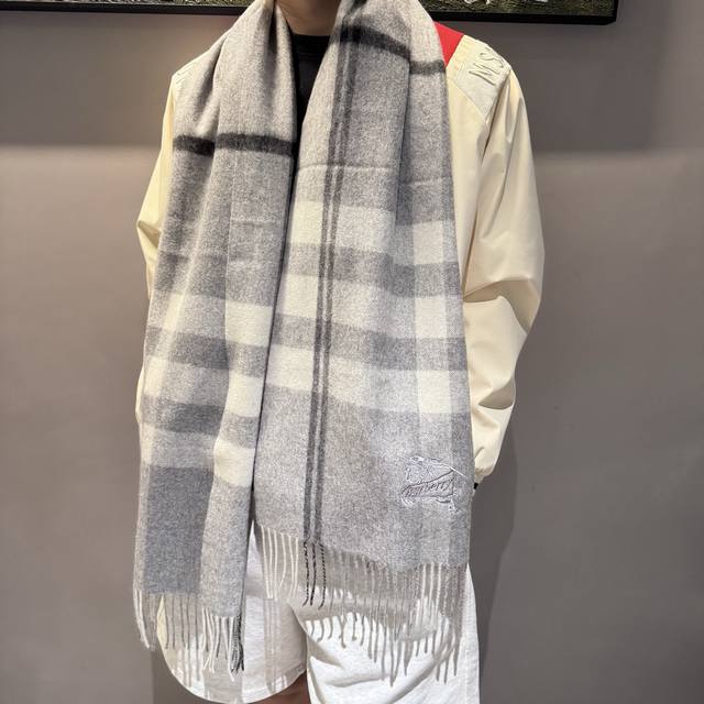 This Burberry reversible scarf is absolutely gorgeous! It's so stylish and char