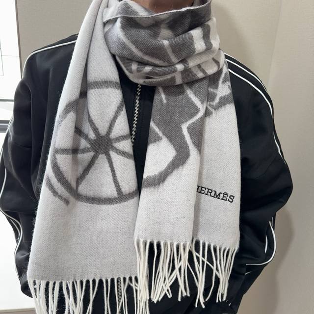 Unisex, 100% pure cashmere Hermes, same style as Hermes boutiques, high-end cas