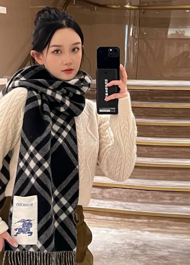 2610 A highly recommended new Burberry model, the latest from the official websi