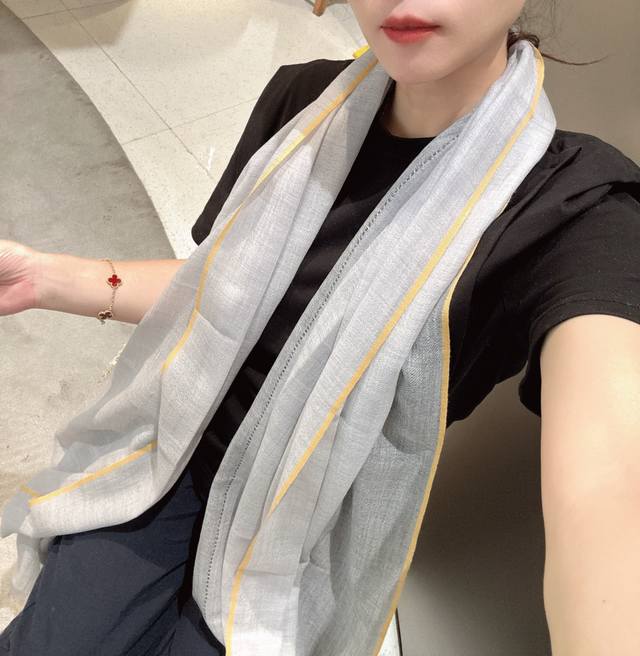 This is undoubtedly a new bestseller. The Chanel color scheme creates an ultra-