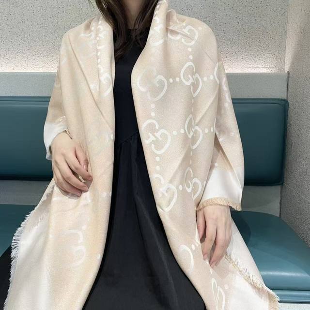 Gucci classic cashmere and silk scarf - a real gem! Get it now! A batch of genui