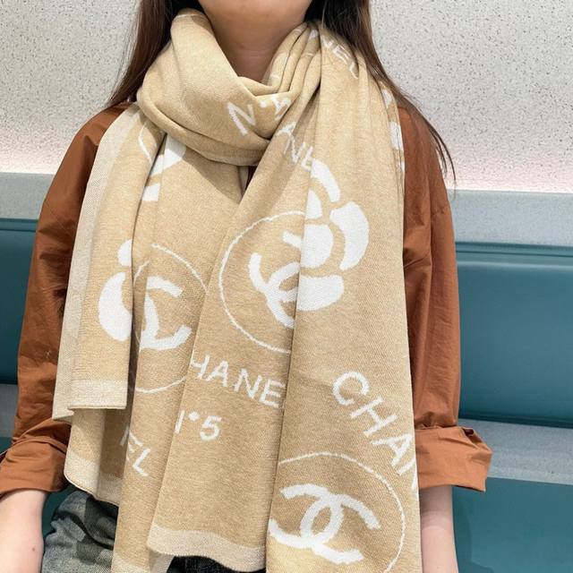 Chanel's latest top-quality knitted scarf, a hot seller! The actual product is t