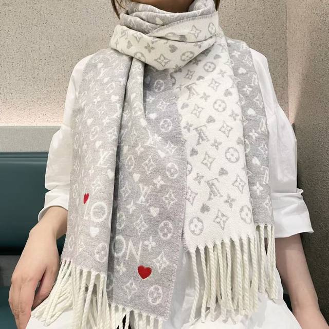 New Arrival! This Studdy Reykjavik scarf incorporates rock elements, bringing a