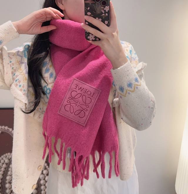 The same style as seen on Xiaohongshu: Loewe's new colorful mohair scarf. The w
