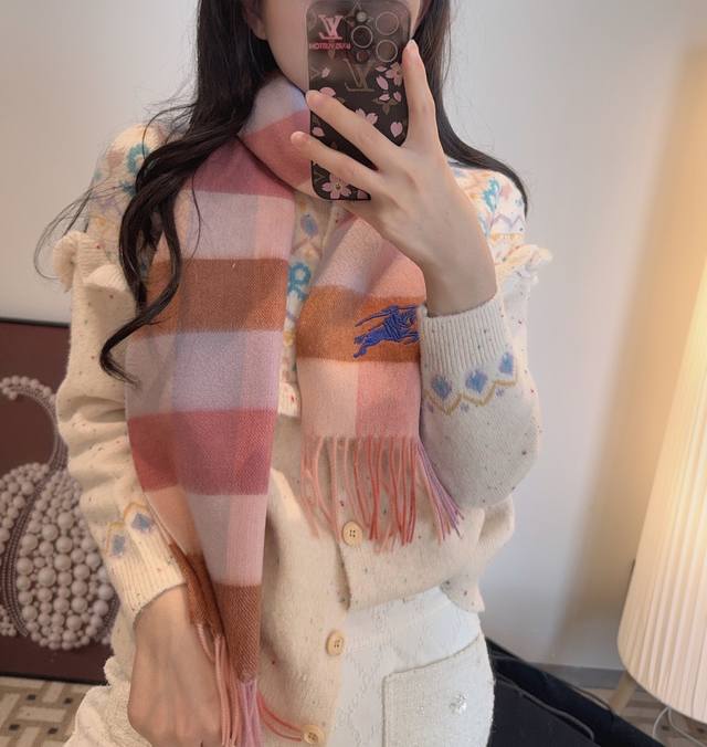 This Burberry reversible scarf is absolutely gorgeous! It's so stylish and char