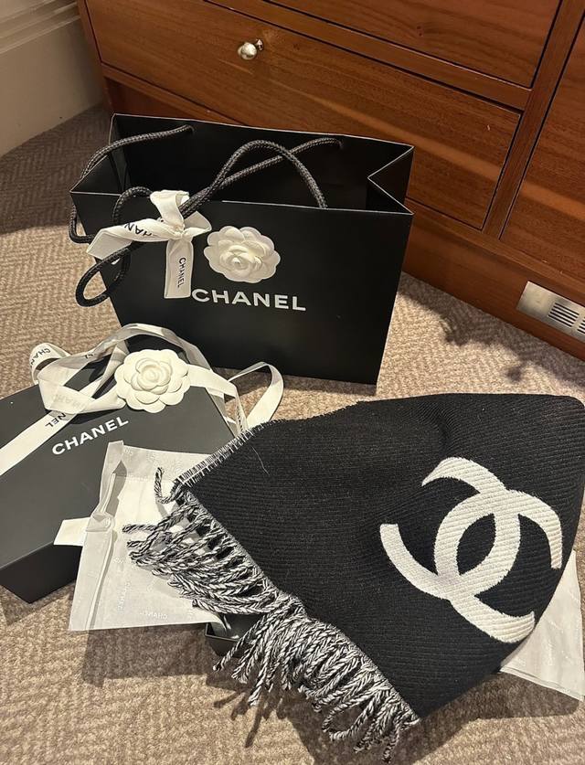 Chanel 25S Black and White Reversible Cashmere Scarf New Chanel Black and White