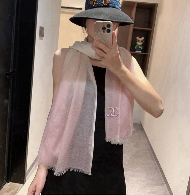 2025 Chanel premium original single item, gradient color scheme, incredibly gen