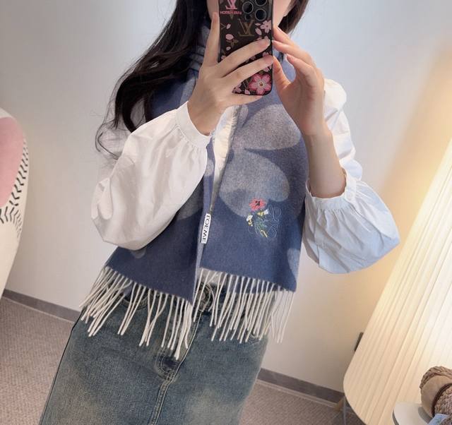 New Arrival! Loewe's rare gentle color scheme, understated yet elegant. Highly