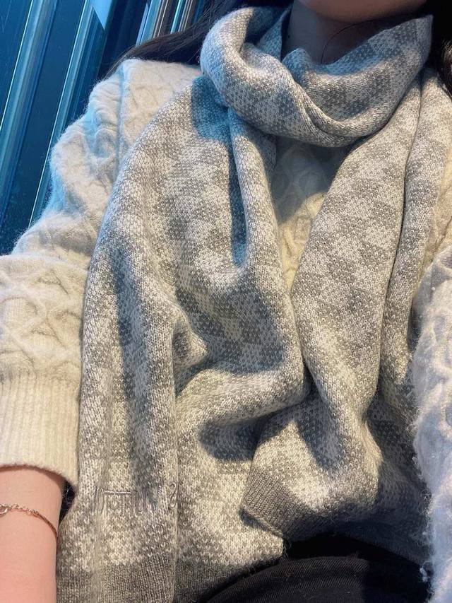 A rare high-end men's scarf, a great find for families! The LV embroidery is exq