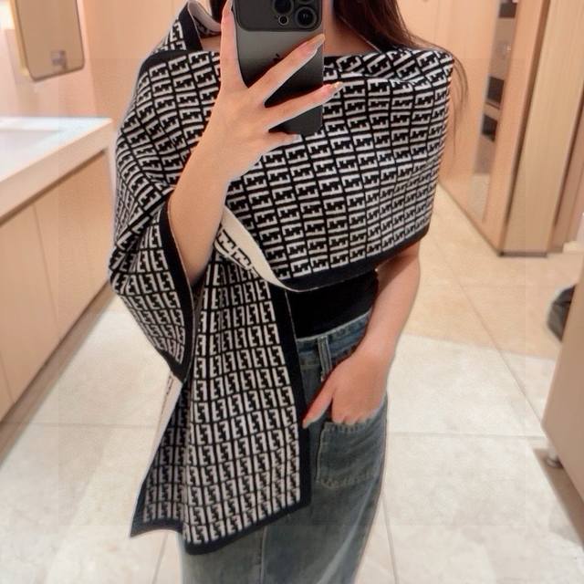 New Arrival! Fendi's new collection features a double-sided knit scarf, two uses