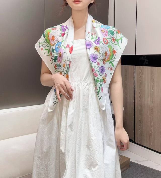 Product Name: Classic Floral Print Fabric: Silk Size: 90*90 cm Color: Black, Wh