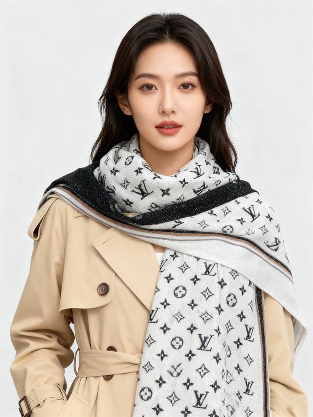 This shimmering scarf is made of LV silver cashmere, exuding a luxurious feel.