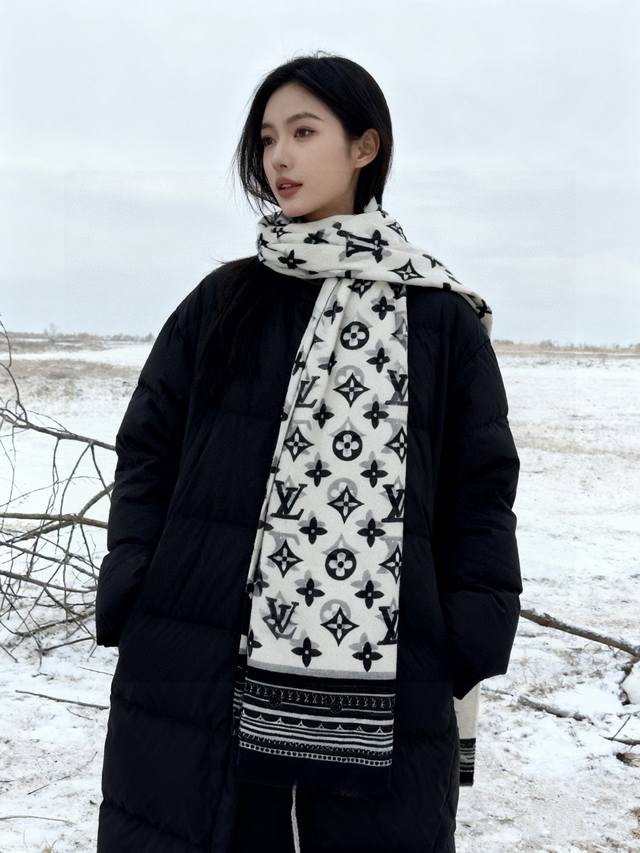 Stylish and versatile! A new LV monogram long scarf