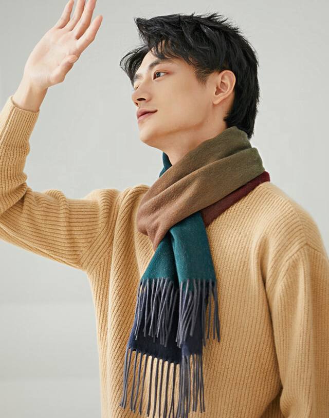 So beautiful! This Hermes couple's scarf is gorgeous, I'll scream! The latest s