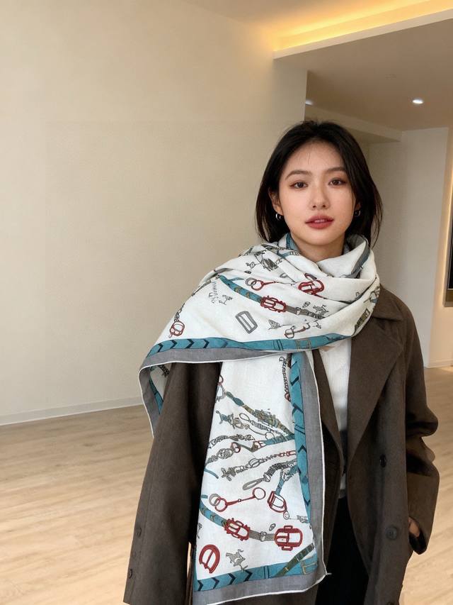 New cashmere scarf, everyone who bought it says it's beautiful, highly recommen