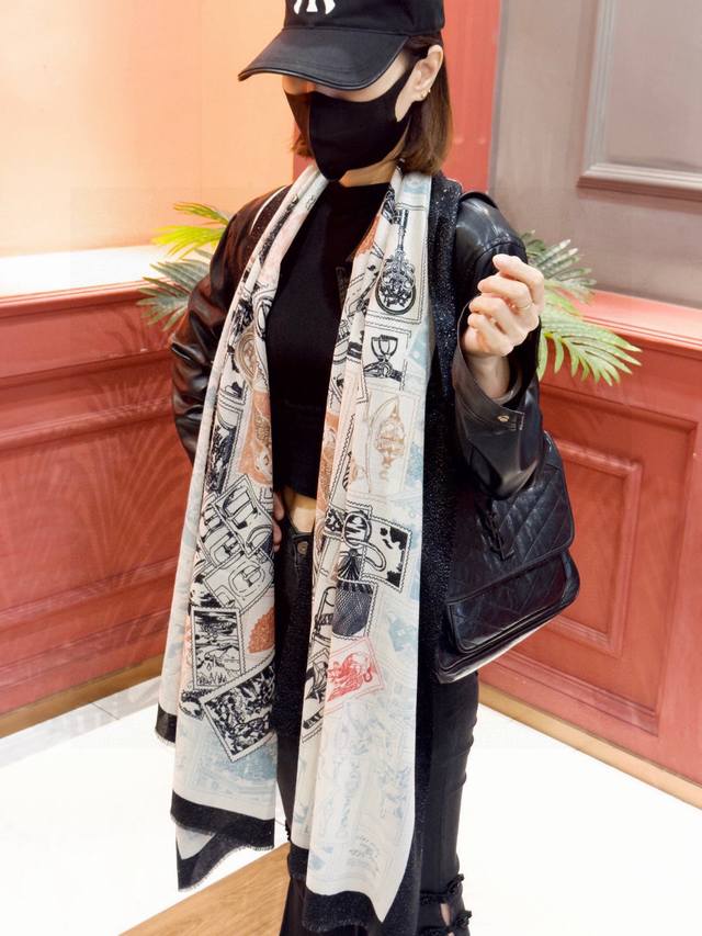 A new cashmere scarf that shines and glows! Everyone who bought it says it's be