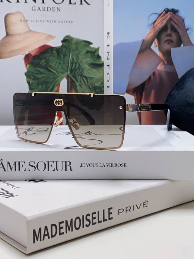 Gucci 2025 Trendy One-Piece Sunglasses for Men and Women, Cool Couple Style, Sty