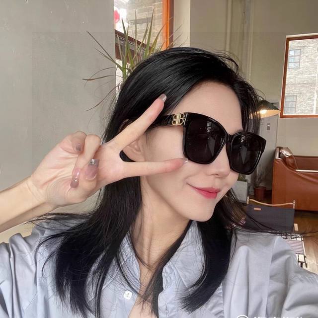 Balenciaga sunglasses, square retro style. The retro frame and versatile lens c