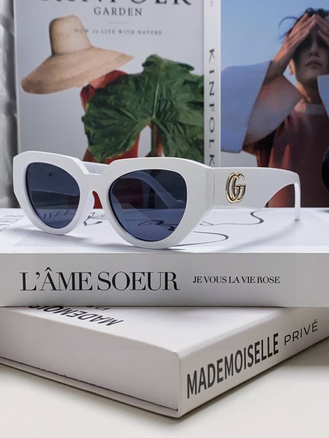 Gucci 2025 New Men's and Women's Avant-garde Sunglasses with Wide Temples, UV Pr