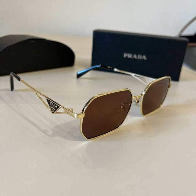 Prada, a world-class master craftsman! High-end, trendy, fashionable, versatile