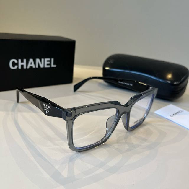 Prada optical glasses, a must-have item for those who prefer a natural look (DD