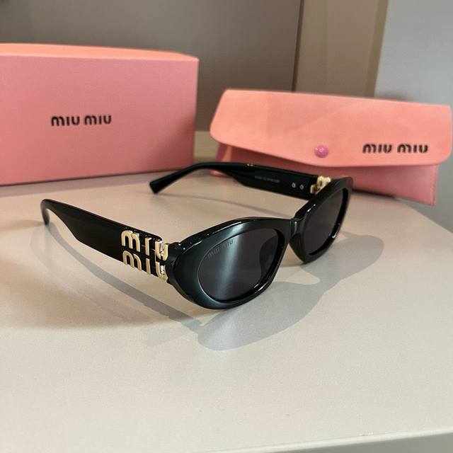 Miumiu cat-eye sunglasses, sweet, cool, and modern girls, look here! I'm totally
