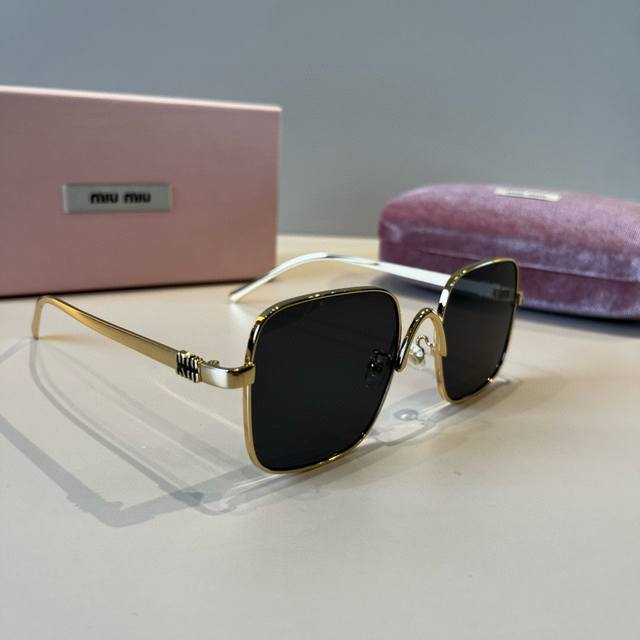 New Miu Miu color for girls is here! Sunglasses you want to wear on your face!