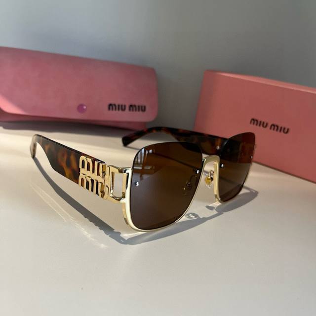 Miumiu Sunglasses Black with a gold logo is always the perfect combination. A mu